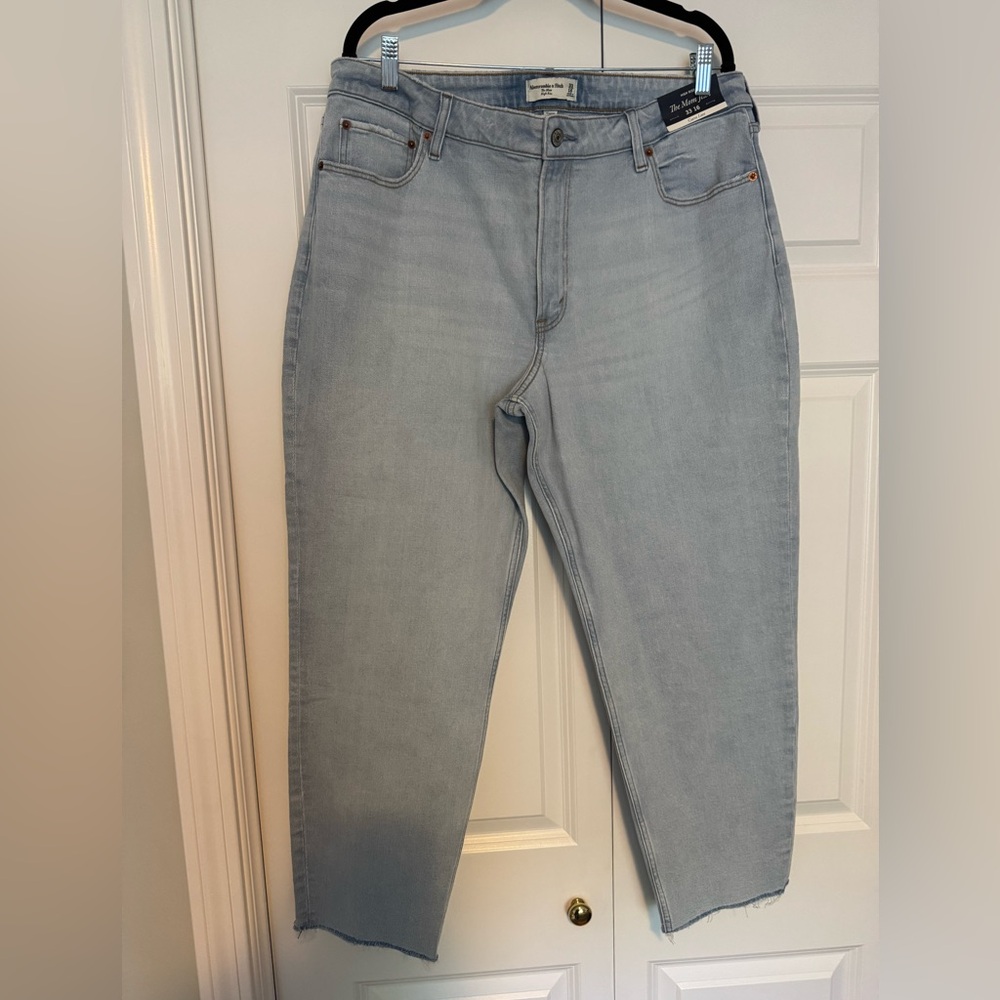 Abercrombie & Fitch Light Wash Curve Love Mom Jeans BRAND NEW